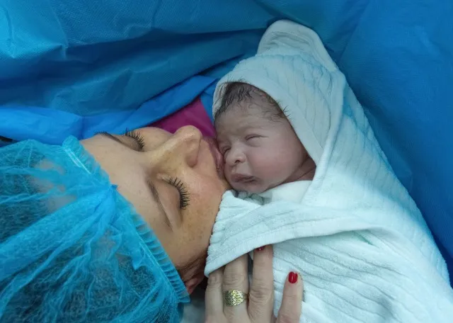 生まれたばかりの赤ちゃんと母親が入院し、生後数秒。