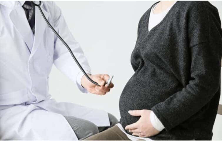 医師と妊婦
