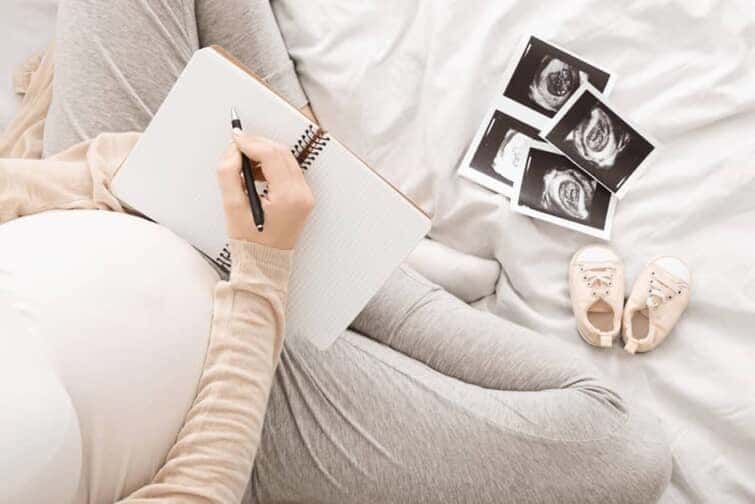 妊婦さんと胎児のエコー写真