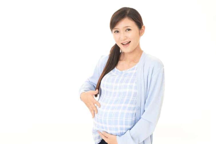 妊娠中の笑顔の女性