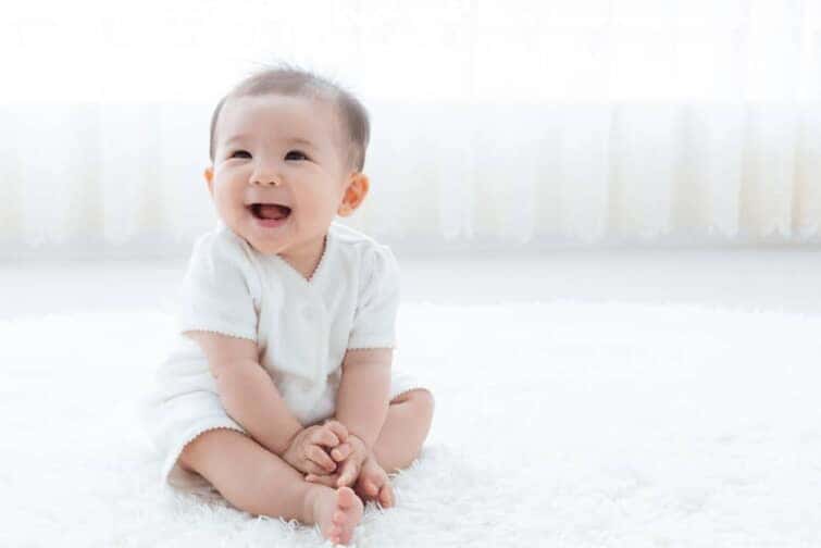 笑顔のかわいい赤ちゃんの写真