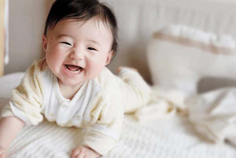 可愛い笑顔の赤ちゃん