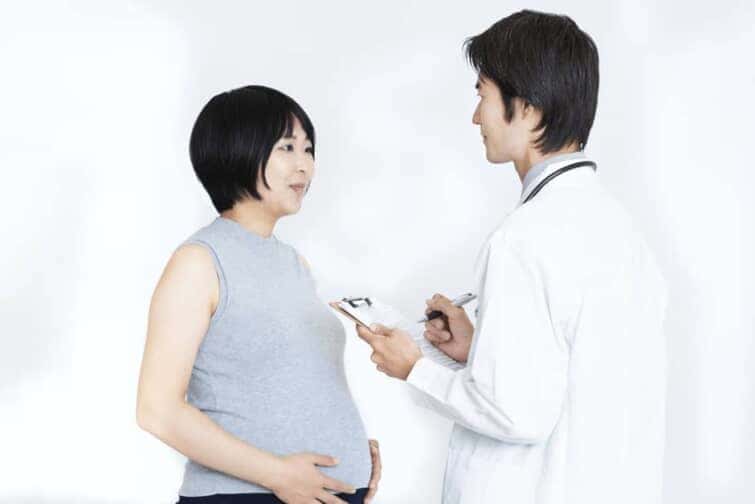 医師と話をする妊婦さん