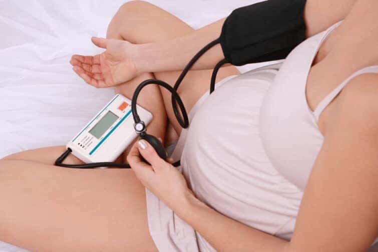 血圧を測定中の妊婦さん