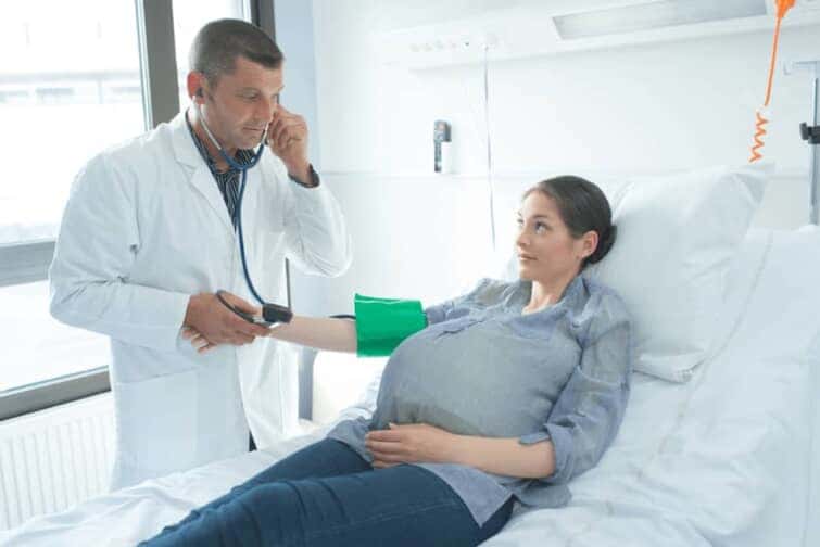 入院中の妊婦さんと医師