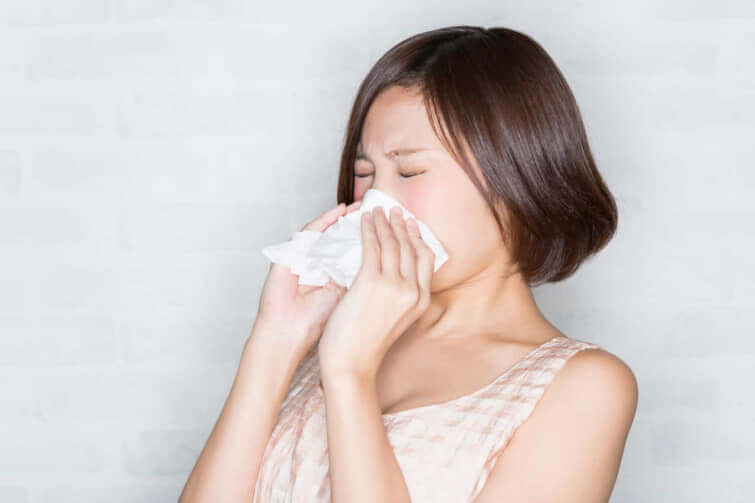 鼻水をかむ女性