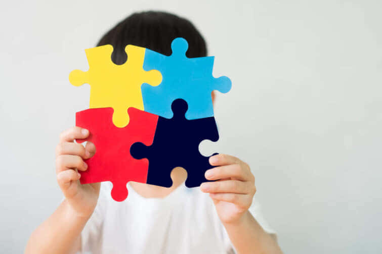 子どもの自閉症の特徴｜原因や検査・診断・治療までを流れで詳しく解説