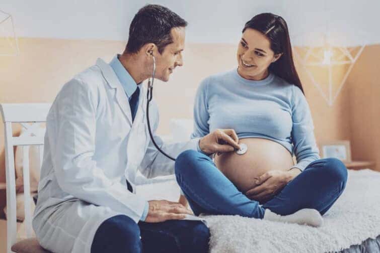 医師の診察を受ける妊娠後期の妊婦