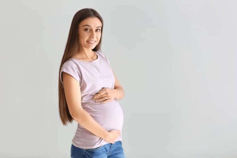 妊娠中のにこやかな女性