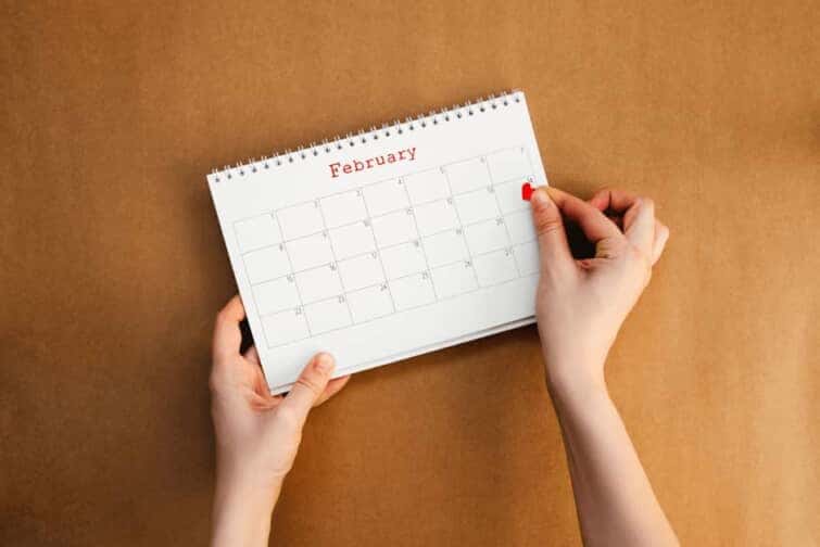 排卵日をカレンダーにチェックする女性