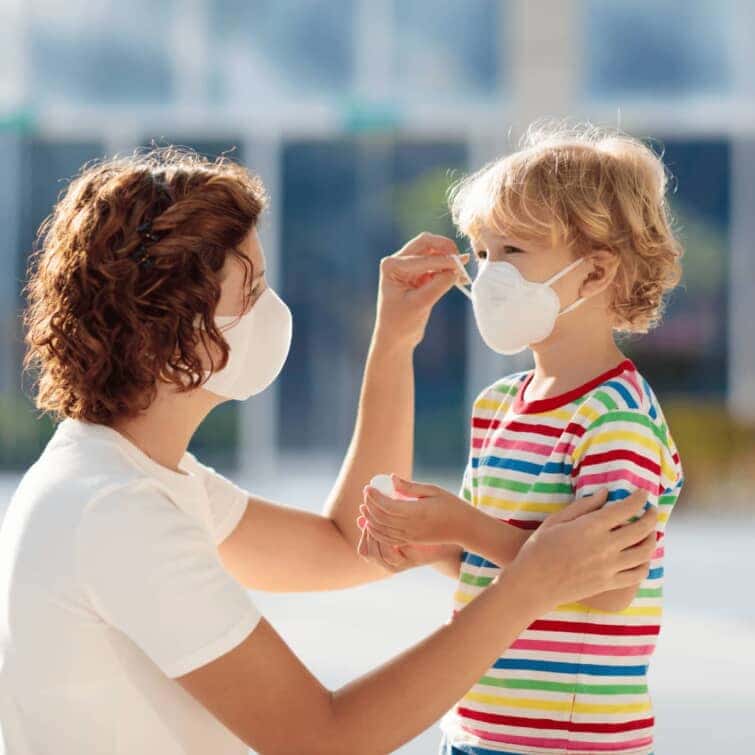 マスクをする母と子ども