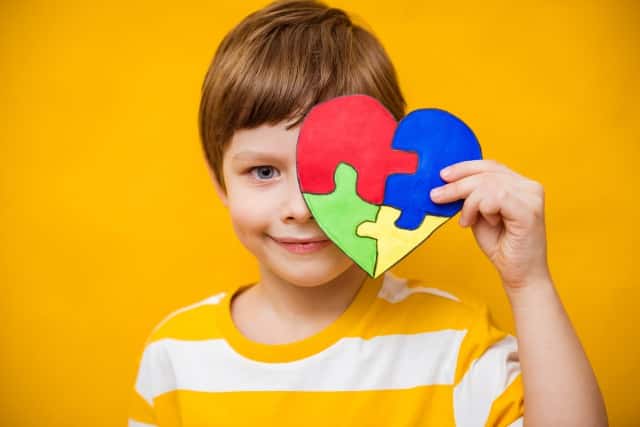 子どもの自閉症とは？自閉スペクトラム症との違いや治療法・上手な関わり方を解説