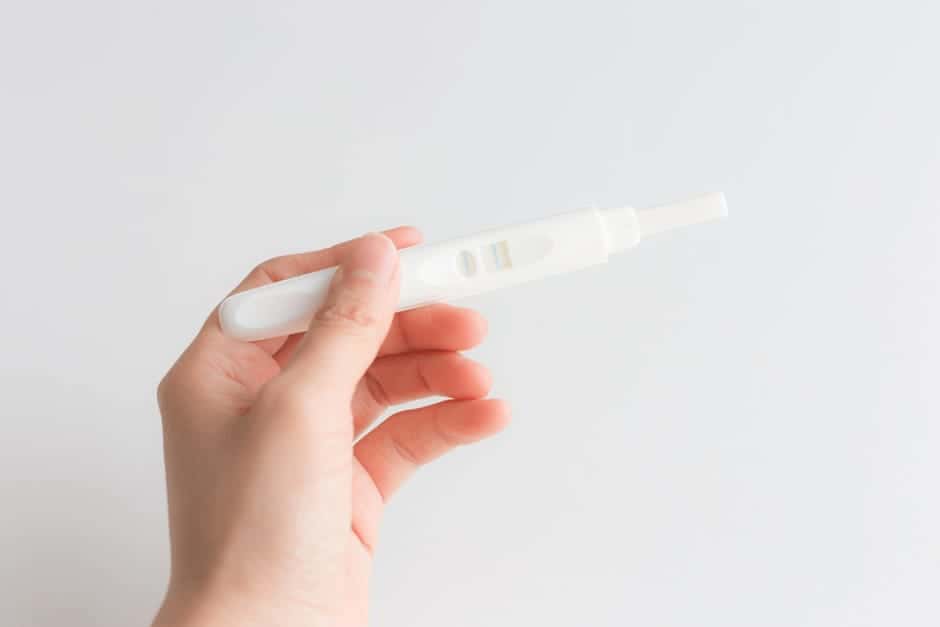 妊娠検査薬が陽性でも妊娠してないケースと病院を受診するタイミング