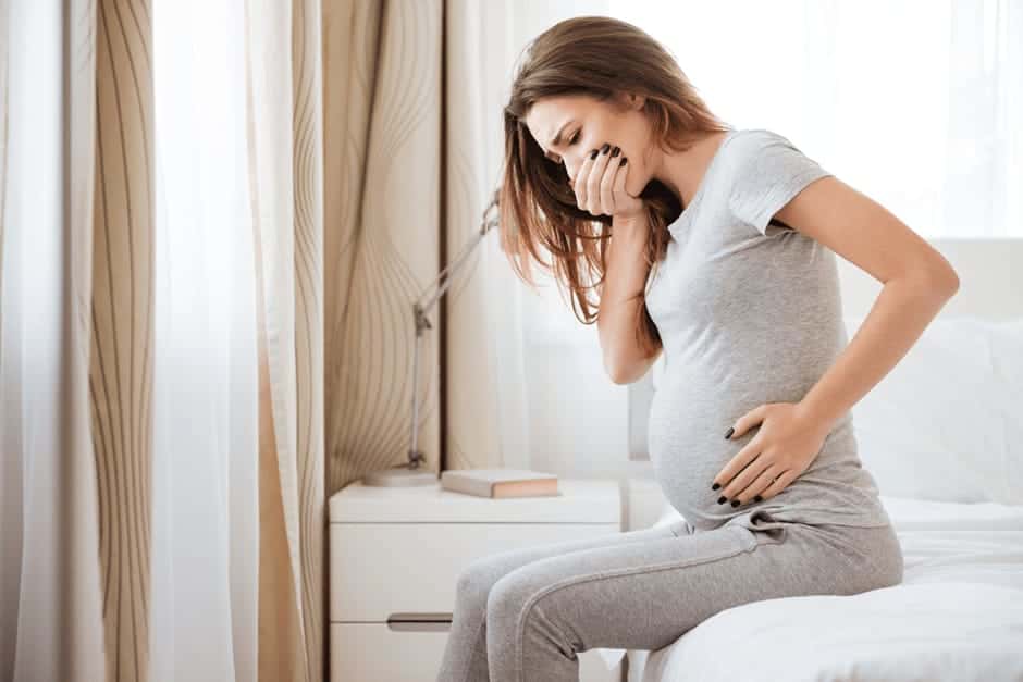 つわりによる吐き気がしている妊娠中期の女性