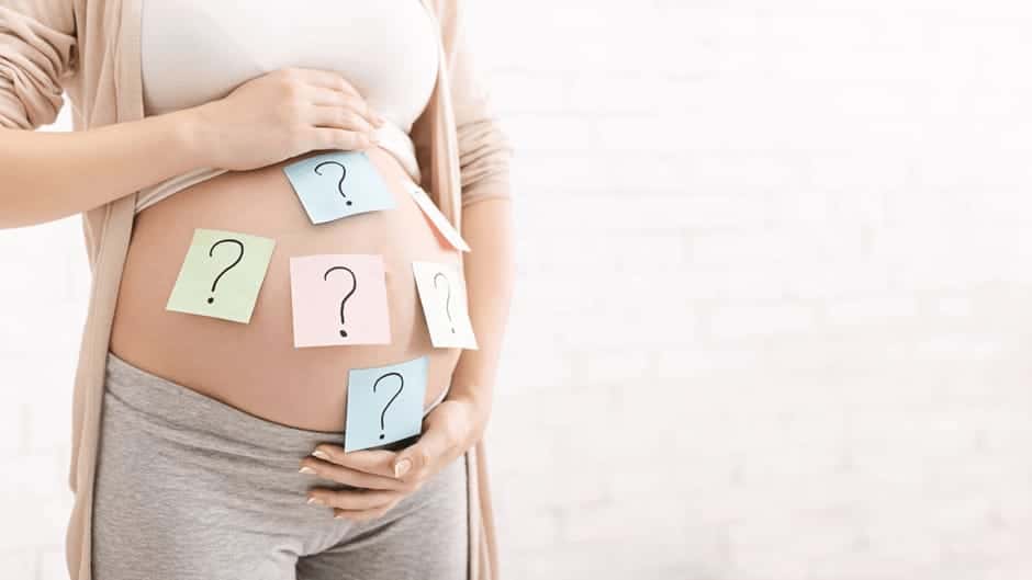 つわりが終わらないことへ疑問を持っていると妊娠中期の女性
