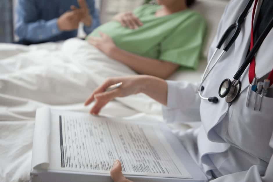 妊娠中毒症の診断をしている産婦人科の女性医師