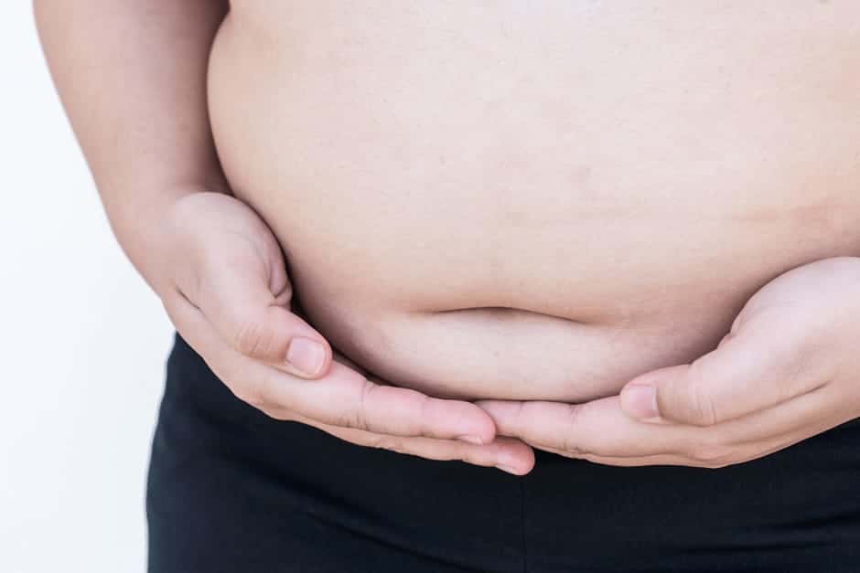 急に体重が増えたのを気にしている妊娠中期の女性