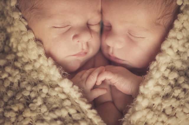 【妊娠初期】双子を妊娠したかも？確定時期や体の変化、母体・胎児への影響まで解説
