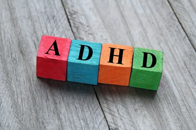 カラフルな木製キューブの ADHD の概念