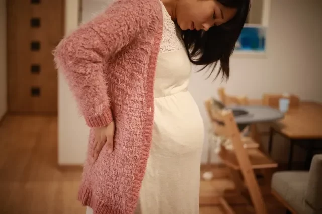 腰に痛みを感じる妊婦