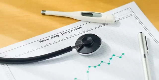 基礎体温表と聴診器
