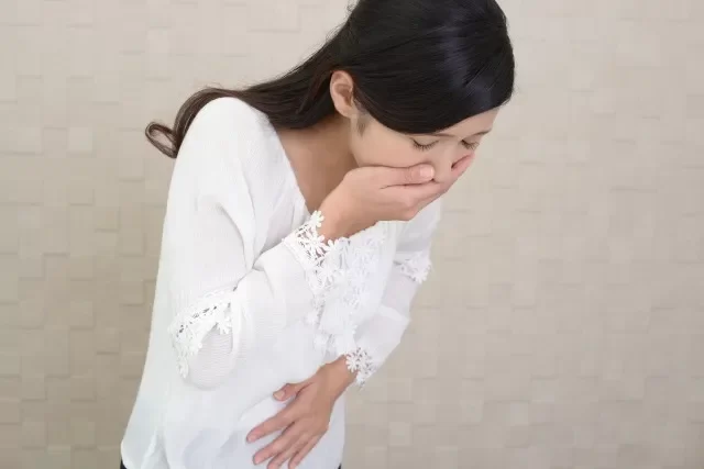 つわりに苦しむ妊婦