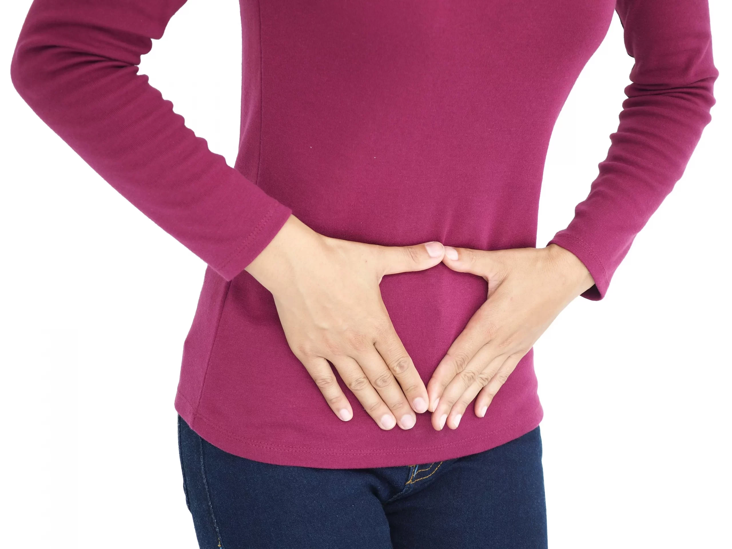 子宮と卵巣の解剖学的構造と骨盤痛に苦しんでいる女性。