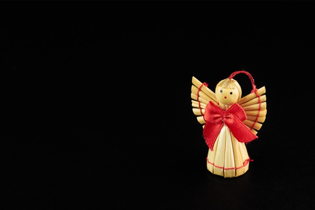 木で作られた天使の像