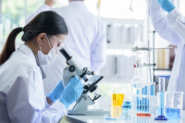 アジアの科学者チームは研究室で検査をしている