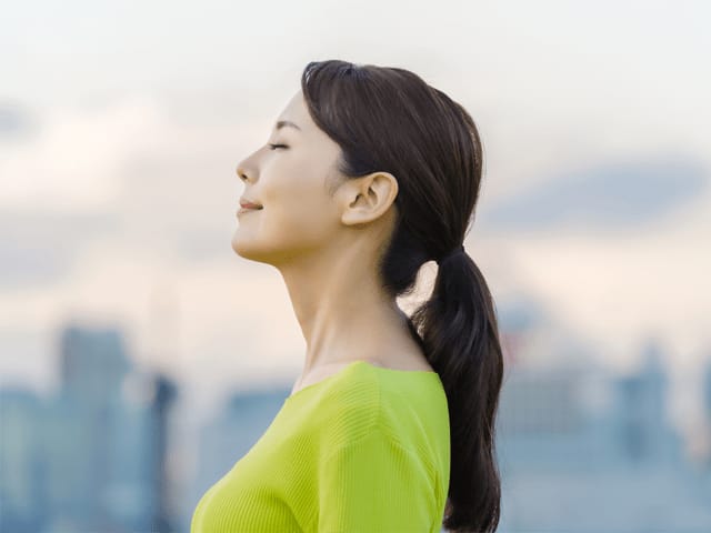 目を閉じて立っている女性