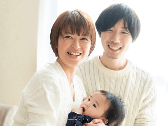 赤ちゃんと一緒の夫婦