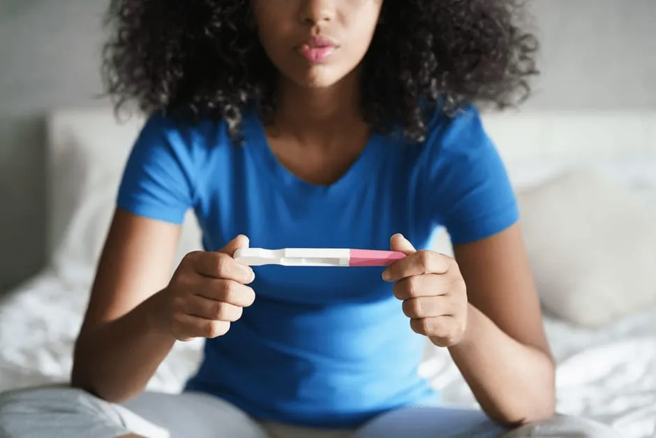 妊娠検査薬で望まない結果になり困惑している女性