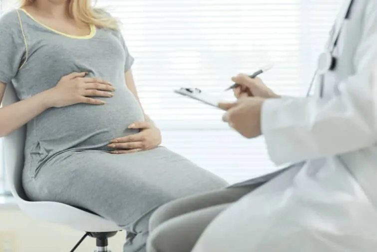 妊婦と医師