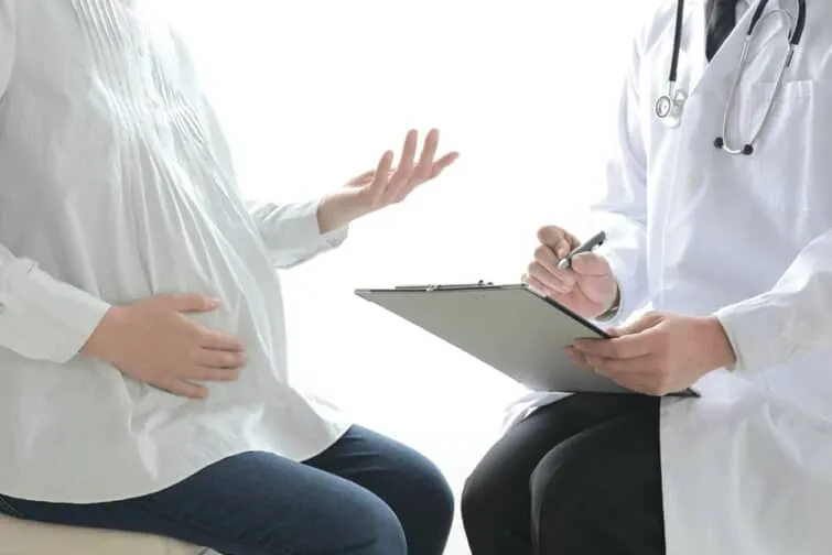 妊婦と医師