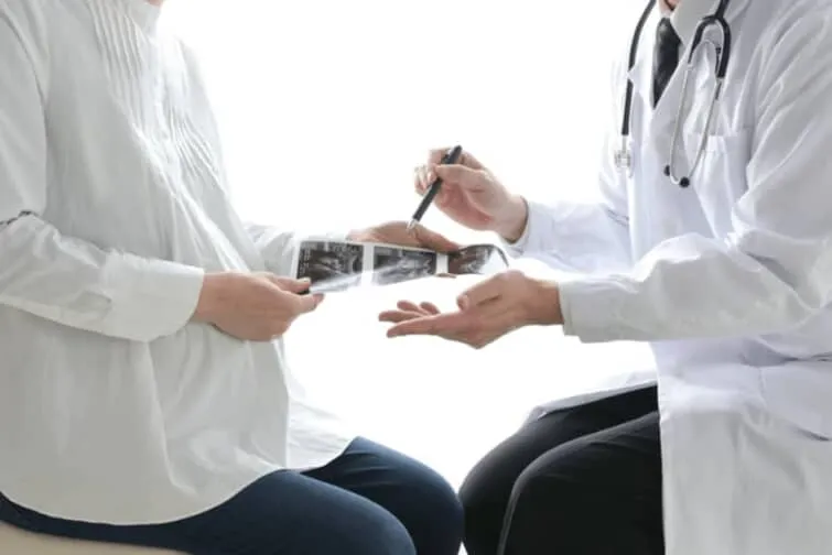 医師と妊婦と超音波写真