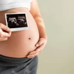 妊婦さんのお腹と胎児のエコー写真