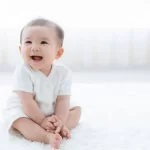 笑顔のかわいい赤ちゃんの写真