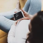 妊婦とその胎児の超音波写真