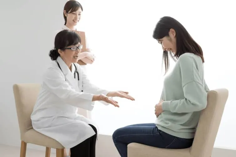 妊娠継続の喜びをかみしめる妊婦と医師