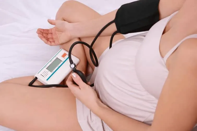 血圧を測定中の妊婦さん