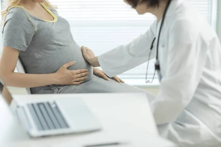 妊婦さんと診察する医師