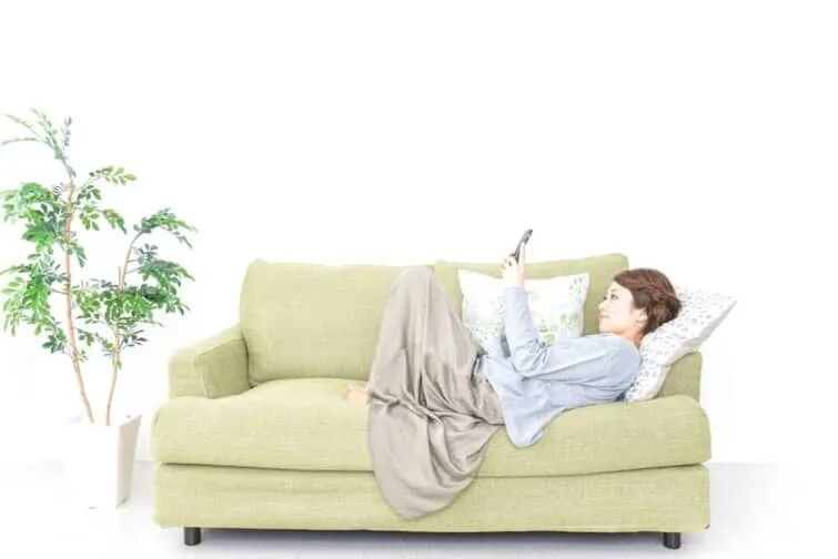 つわりでソファーに横になっている女性