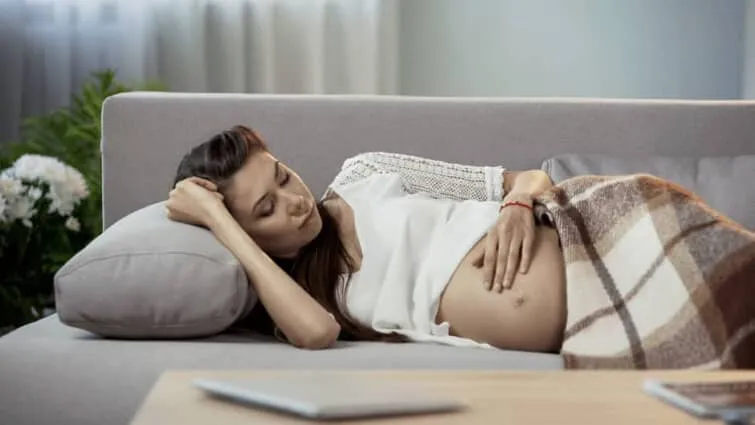 妊娠中で横になって休んでいる女性