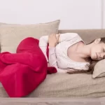 着床痛の症状で横になっている女性