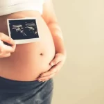 妊婦さんのおなかと胎児の超音波写真