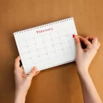 排卵日をカレンダーにチェックする女性