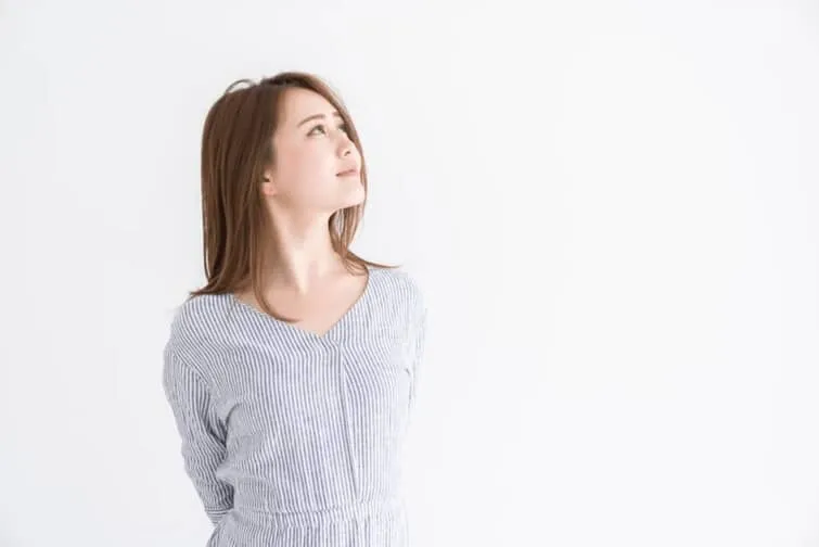 赤ちゃんができる明るい未来を想像している女性