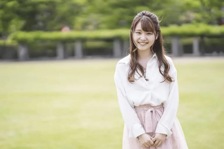 明るい笑顔の女性