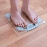 体重を量っている妊娠中期の女性