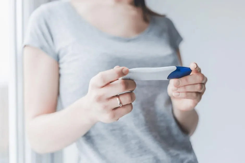 妊娠検査薬の反応を見ている妊活中の女性